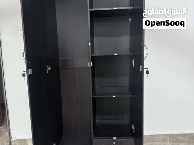 خزانة شبه جديدة