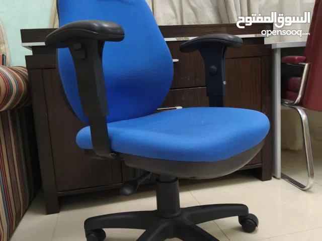 كرسي مكتب جديد بحالة جيدة، متوفر كميات وبسعر مناسب New office chair in good condition.