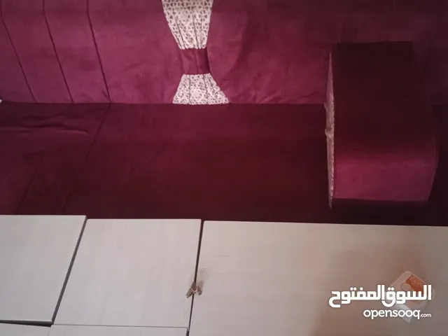 خمسة مع مساندهم وطربيزاتهم