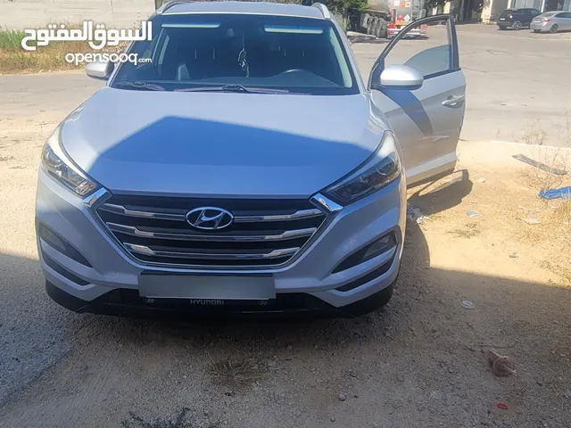 توسان إنتاج وترخيص 2016 فحص ممتاز دفع رباعي عداد 170 ألف مواصفات عادية بدون بصمة وفتحة ترخيص وتأمين
