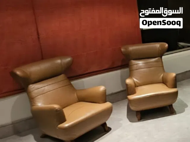 للبيع كرسيين جلد فاخر بني بحالة ممتازة في دبي
