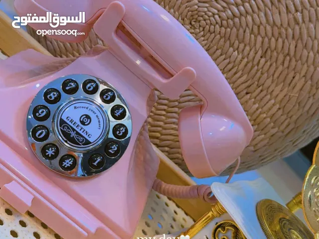 هاتف قديم وردي اللون جهاز تسجيل رقمي يسمح للضيوف في المناسبات بترك رسالة صوتية وتهاني