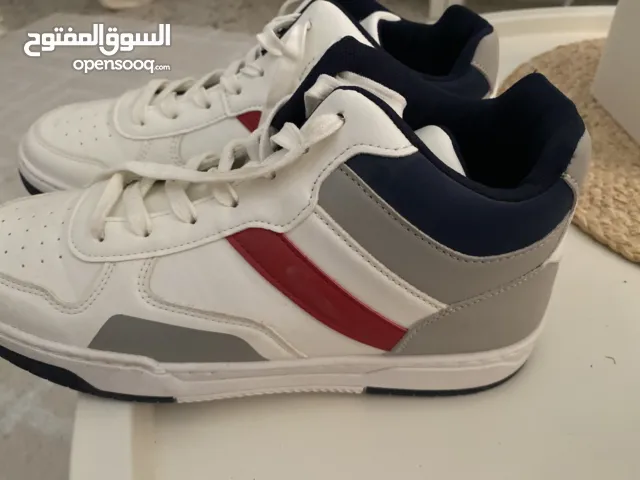 حذاء رياضي من ال سي مقاس 43 جديد