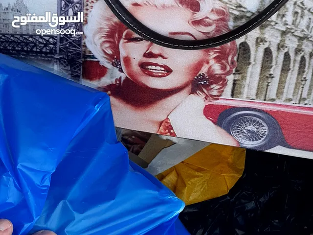 للبيع شنطه عليها صورة الممثلة مارلين مقارنة مع مجموعة كتب عن حياتها
