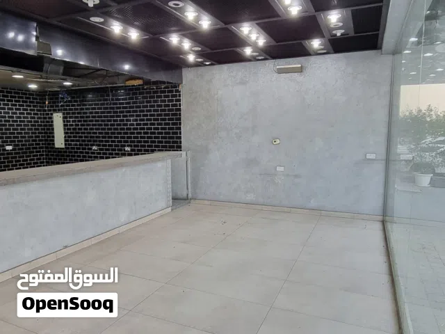 للايجارمحل مساحة 63 مترمربع بالمنقف  بموقع مميز جدا مناسب للكافيات بمساحة ارتداد خارجي ويمنع المطاعم