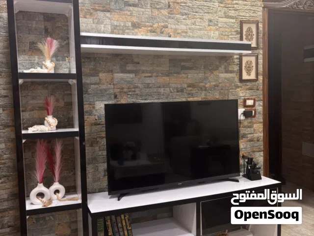 طاولة تلفاز باللون الاسود والابيض