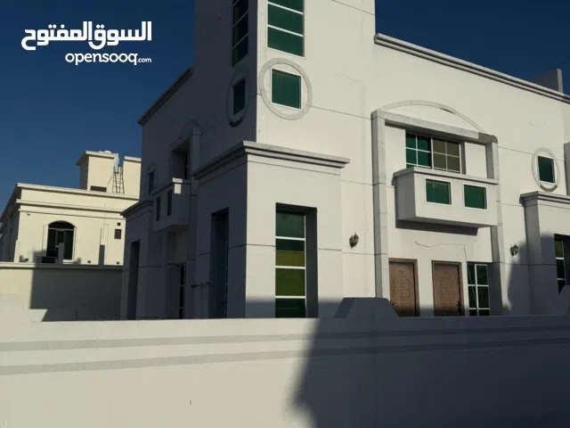 فيلا للبيع في العامرات الخامسه بالقرب من المركز الصحي