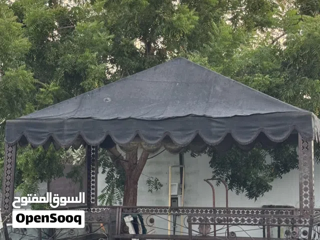 جلسة خارجية مع مظلة
