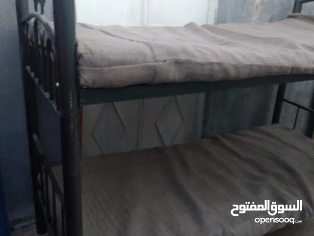 تخت طابقين مستعمل لون اسود مع سلم وفرشات