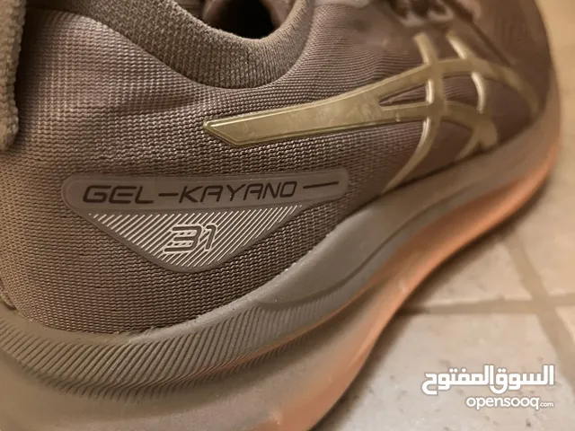 جزمة اسيكس مقاس 40ونص رجالي مناسب للقدم المسطحه