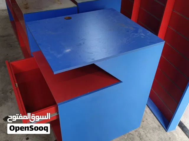 للبيع طاولة محل للمحاسب وارفف لعرض البضائع