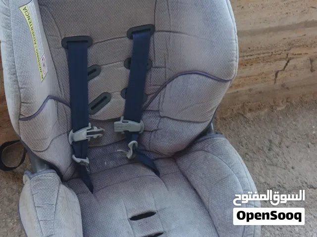 كرسي أطفال  خاص بالسيارة بحالة جيدة