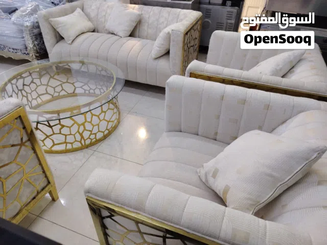 طقم جلوس للبيع المستعجل بحاله ممتازه جدا مع طاوله منتصف