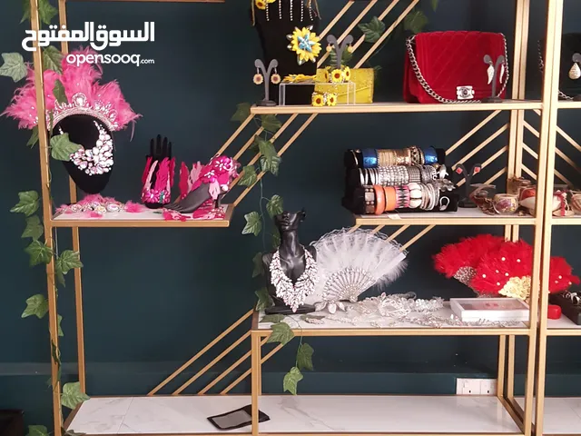 أرفق حديد بلون ذهبي مميز مع أرفف راقية من الرخام الناعم