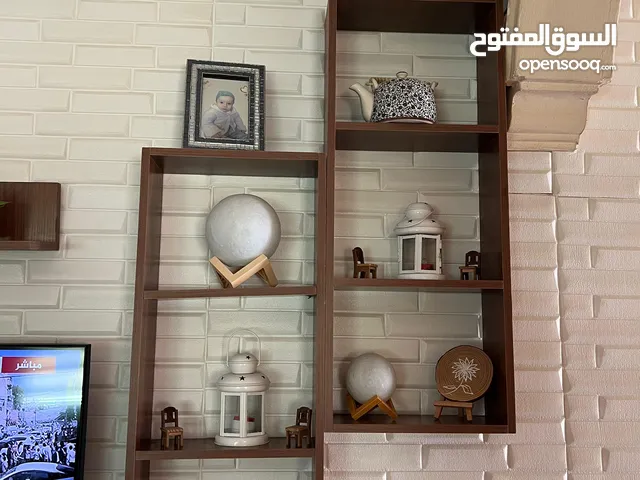 طاولة شاشة مع ديكور للحائط