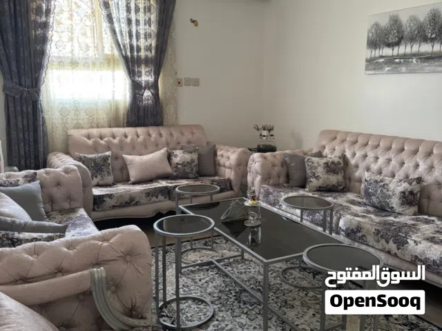 كنب وفرشة وطاوله ولوحه وستاره