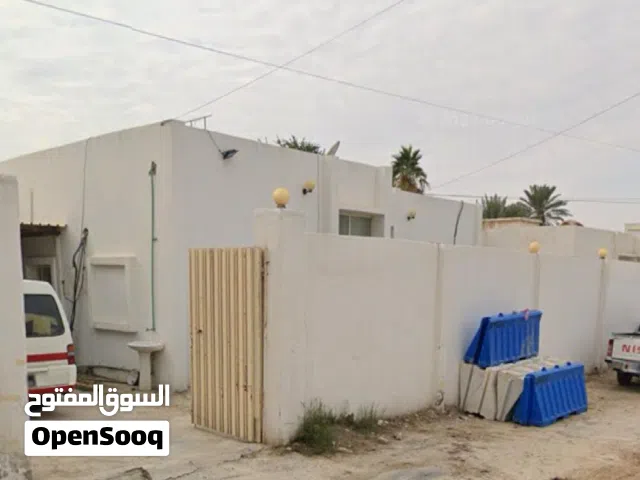 للبيع بيت شعبي بإم صلال محمد - بجانب مسجد- ومؤجر لعيلة ومعمول صيانة له- مساحة الارض 602 م خمس غرف —-