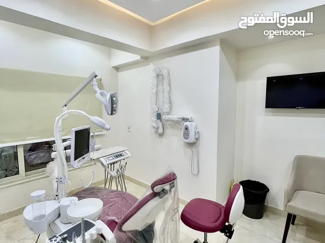 عيادة اسنان متشطبة ومكيفة ومجهزة بجميع اجهزة الاسنان موقع متميز بمصر الجديدة