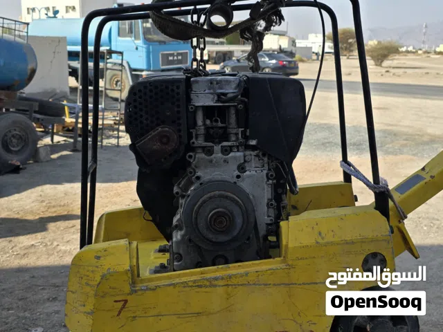 +1 الآلة الموجودة في الصورة هي مدك اهتزازي (Vibratory Plate Compactor) من شركة "واكر نويسون" (Wac