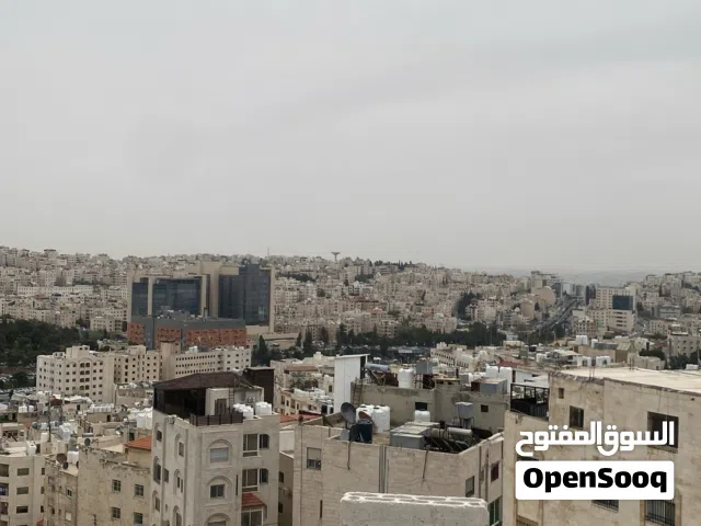 شقة طابق أخير مع روف للبيع في تلاع العلي – إطلالة على شارع الجامعة وسعر مميز