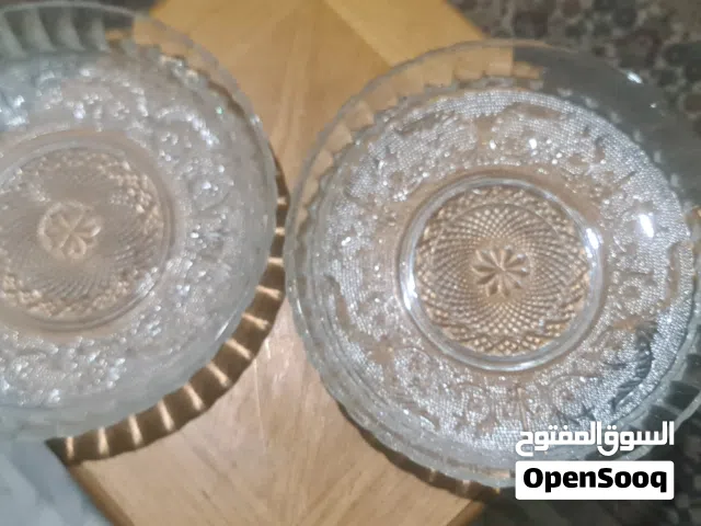 بضعة أواني وجاطات زجاجية من النوع الثقيل والسميك  للبيع