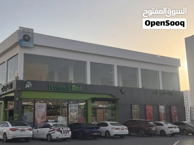 معرض الدور الاول بمساحه 400 متر الي يجيبلي مستاجر راح اعطيه اكراميه