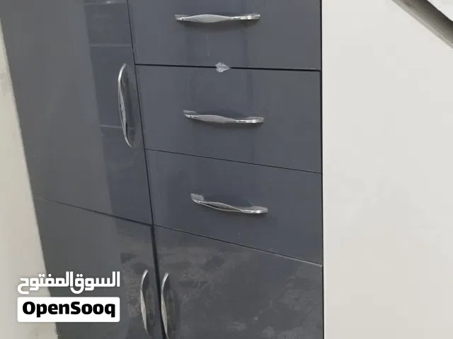 ادراج ومخزن تحت الدرج نظيف وقوي