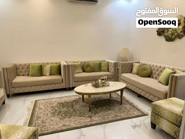 كنب للبيع عبارة عن 12 مقعد مستعمل فاخر ونظيف، خالي من التشققات ومن اي كسور او بقع