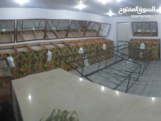 طاولات و مرايات لمحل خضروات للبيع