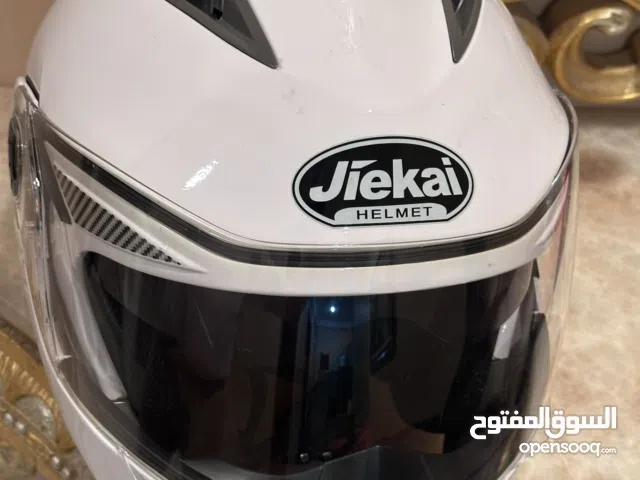 خوذة لون أبيض تنفتح بالوجه بحالة ممتازة