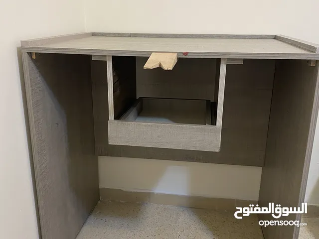 طاولة خشبية