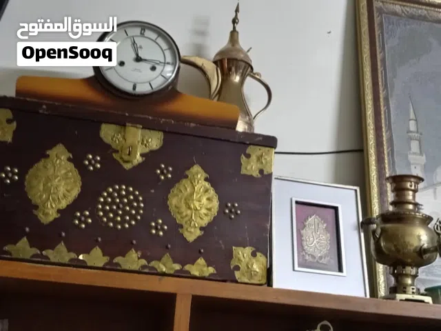 ساعات جداريه ومنضديه قديمه وشغاله