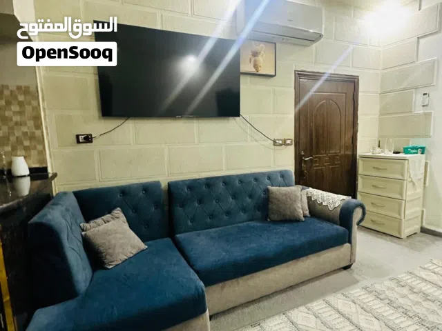 كنب شبه جديد نظيف تفصيل خشب مرتب