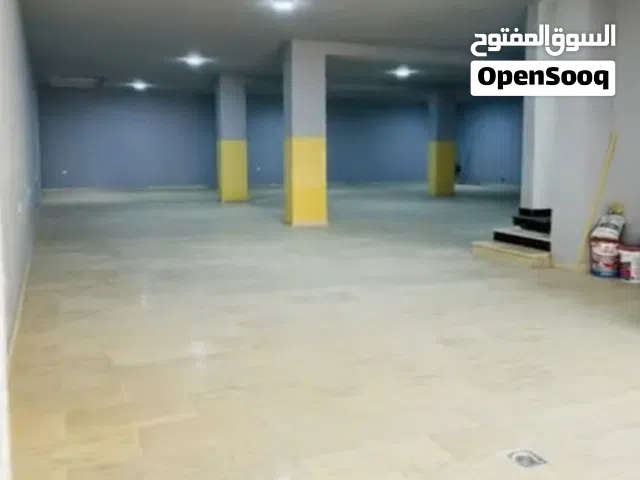 مخزن وسط الدقادوستا.  خلف فندق البطنان ع القطران . 150 متر .