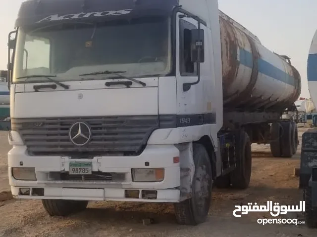 Tractor Unit Mercedes Benz 2001 in Abu Dhabi