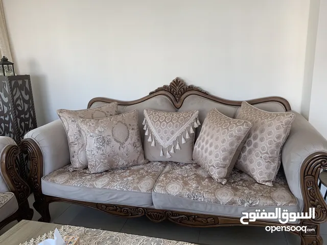 غرفة ضيوف لون بني استعمال طفيف جداً