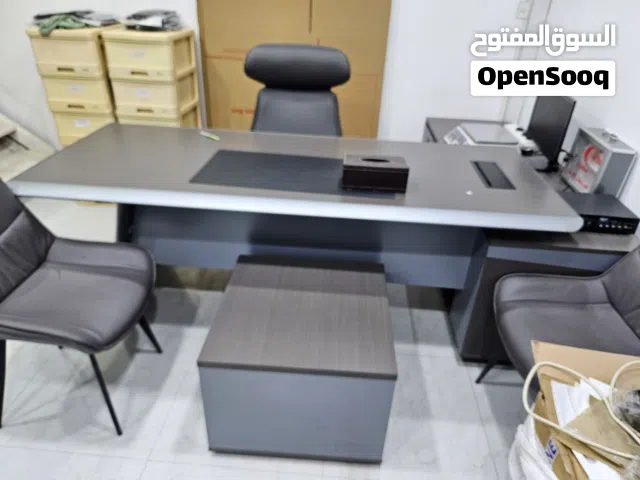 مكتب مدير فاخر مع طاوله ضيوف و كرسي مدير و 2 كرسي ضيوف Luxury executive office with guest table, exe