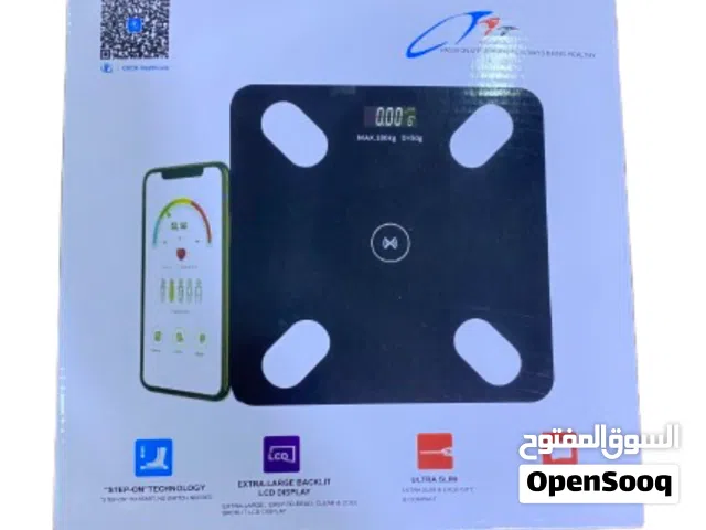 ميزان الكتروني ذكي فيه تطبيق عبر الهاتف يعمل على اوزان مختلفه سهل الاستخدام مصنوع من زجاج مقاوم لكسر