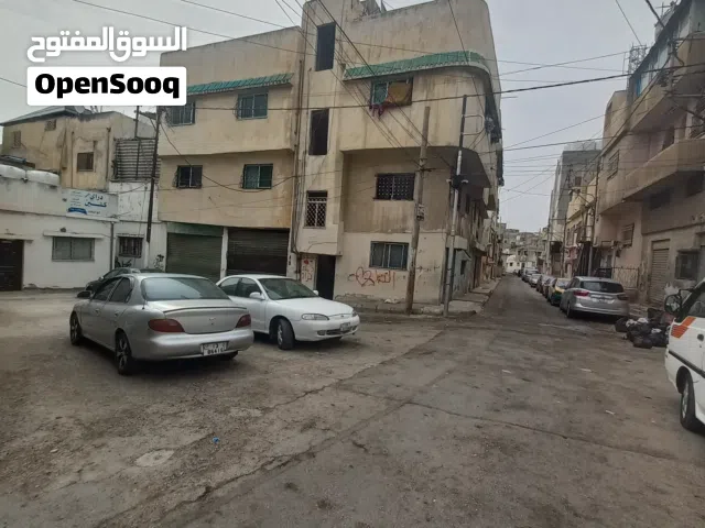 عمارة ثلاث طوابق 7 شقق و 6 مخازن بدخل 10800 سنوي