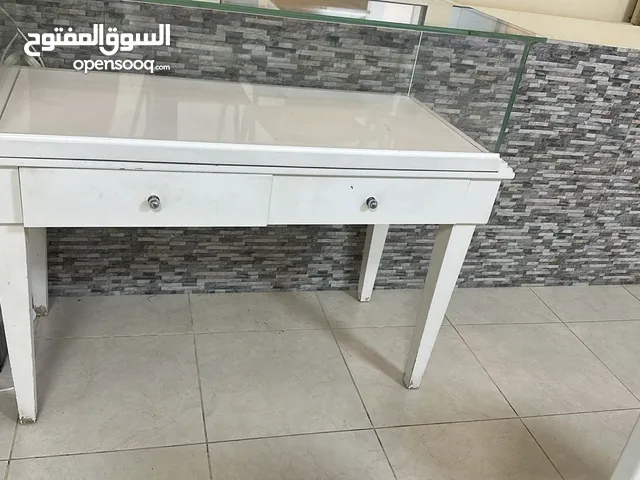 طاولة خشب مع زجاج فوقها للتخزين او للمجوهرات