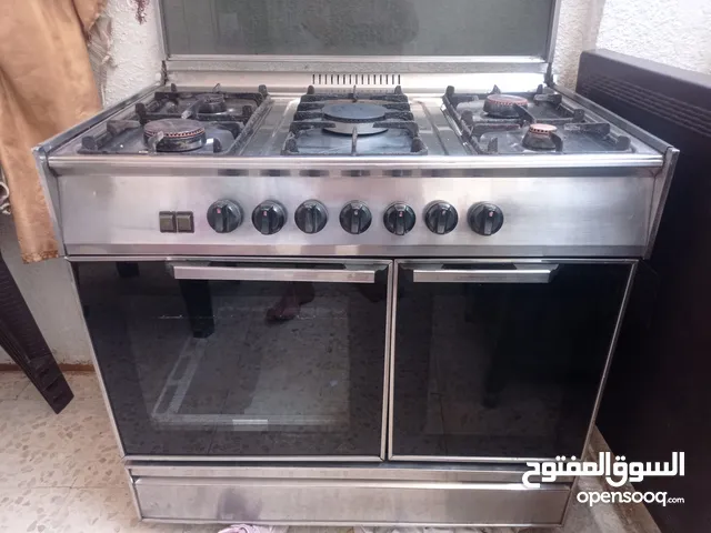 غاز طباخ نوع يونيفرسال مع فرن شغال خمس عيون