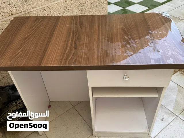 طاولة مكتب للبيع مستخدمه ونظيفه