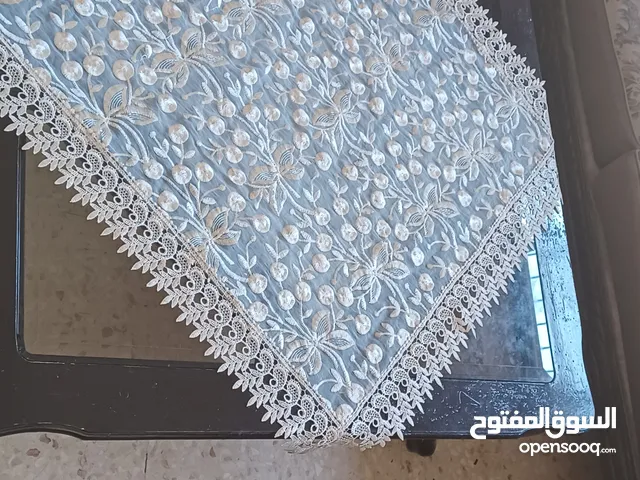 طاولة خشب وقزاز بحالة جيدة جدا للبيع المستعجل بداعي