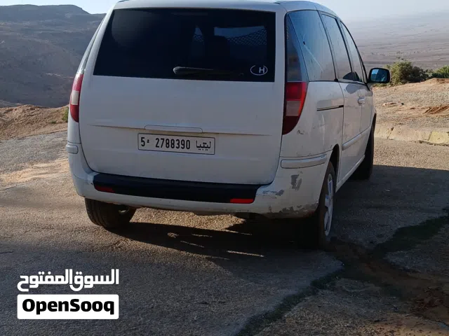 2004 بيجو 807