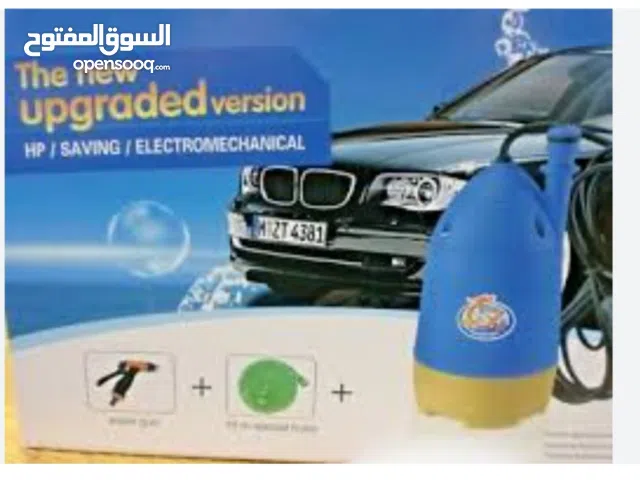 آلة غسيل سيارات متنقلة مدمجة على متن السيارة.  إنها آلة غسيل سيارات عالية الضغط