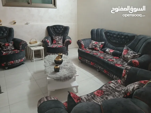 طقم كنب بحاله ممتازه مع طاوله