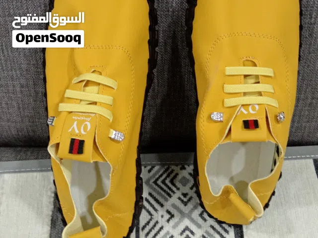 احذيه درجه اولى اخير قطعتين الاصفر قياس 39والاسود قياس 42