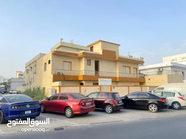 للبيع فلى طابقين في منطقه النعيميه مساحه الفلى 2600 قدم مكونه من 7