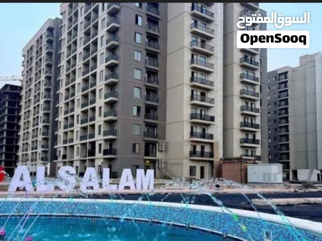 شقة للاجار في مجمع السلام السكني 700 ألف غرفتين و صالة و حمامين، ثلاث مصاعد، طابق اول، ركنية 113 متر
