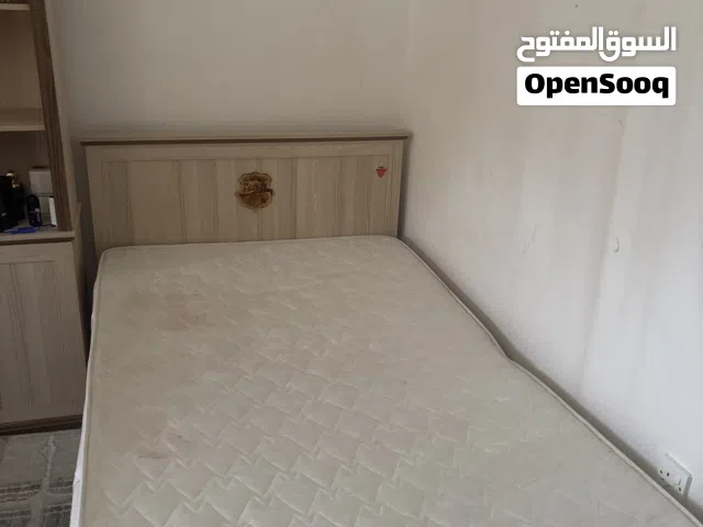 كبت ملابس و تخت معاه فرشة مستعمل ولكن نظيف